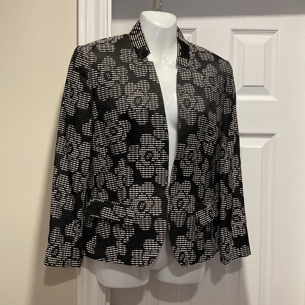 NWOT - Nine West Open Style Jacket Black & White Daisy Pattern - Size 10.